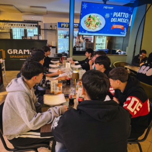 Gruppo di ragazzi a pranzo da 140 Grammi Pessina, spaghetteria nel cuore di Cagliari